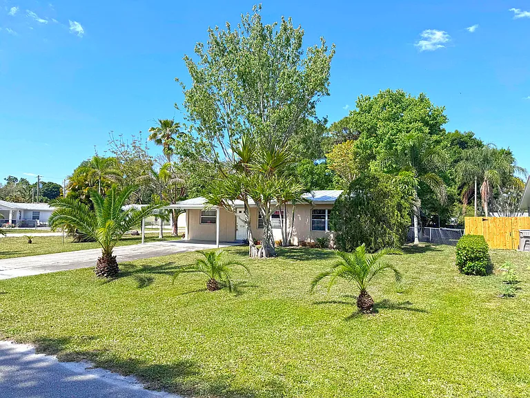 606 14th Place property