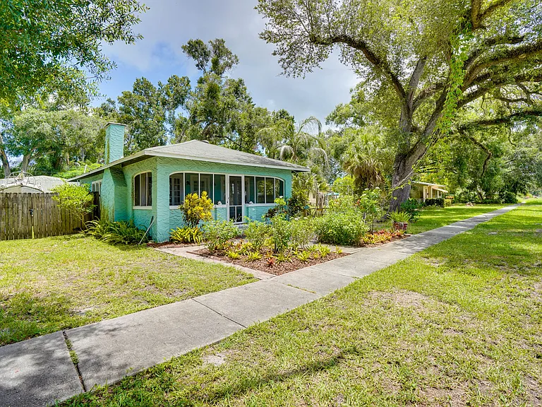 Charming 1920s Bungalow with Acreage property